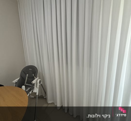 וילון בד קפלים לבן מסוג וילון הסטה מותקן בבית מגורים